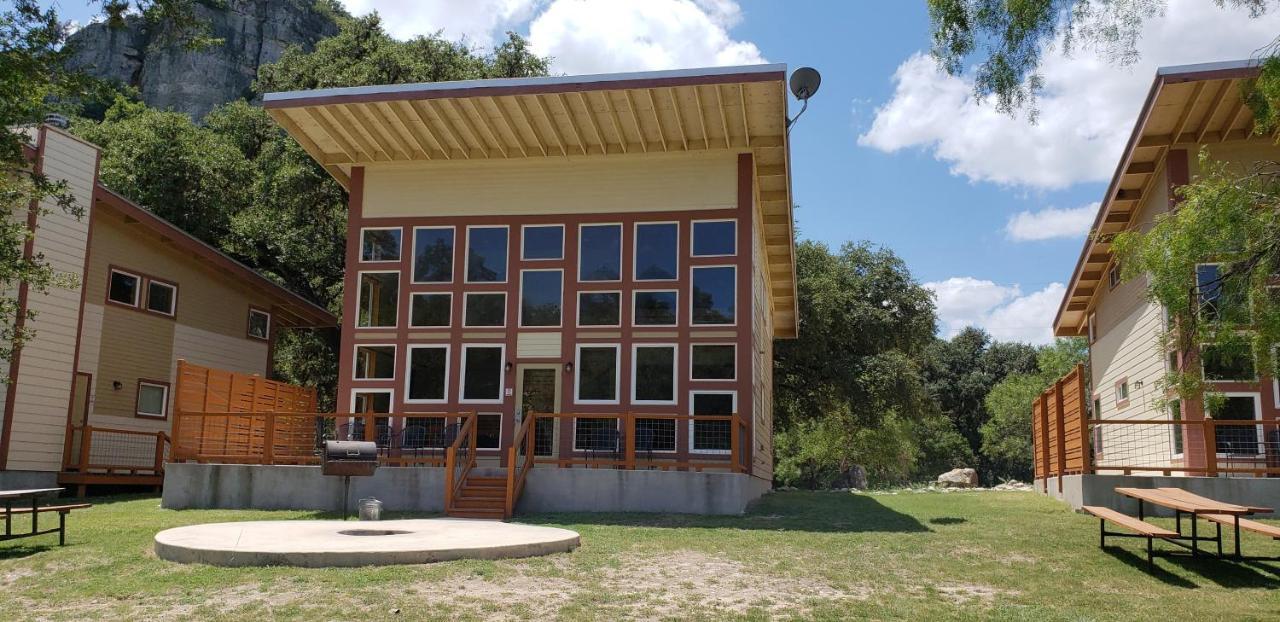 Seven Bluff Cabins Concan Exterior photo