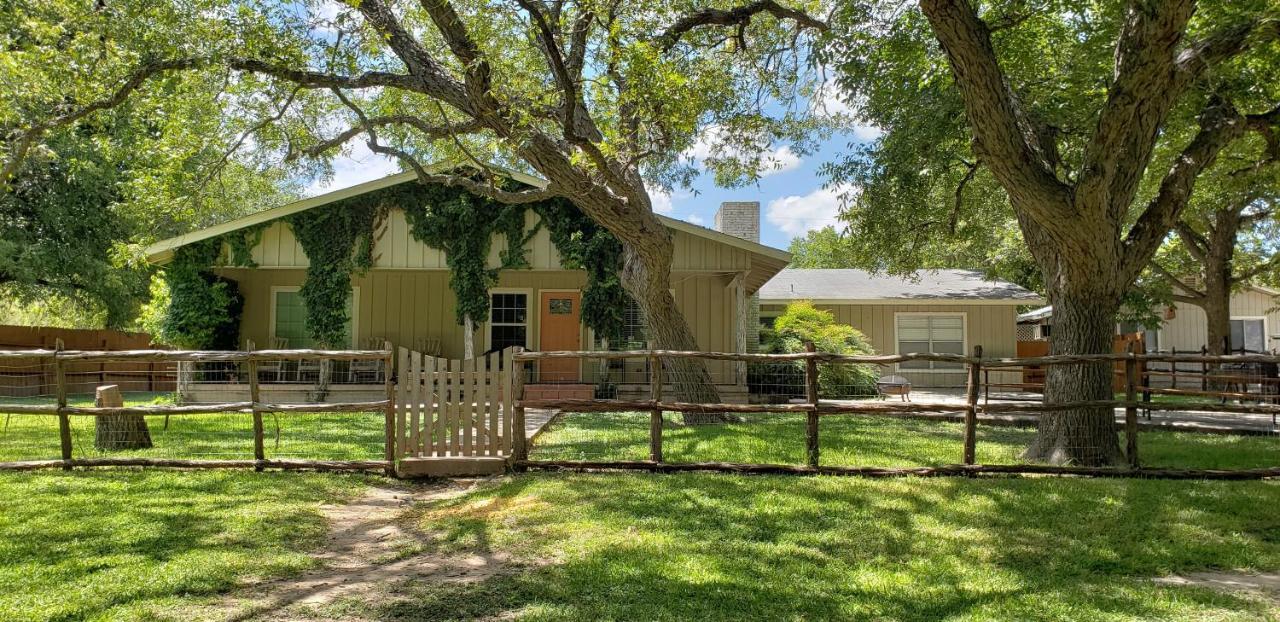 Seven Bluff Cabins Concan Exterior photo