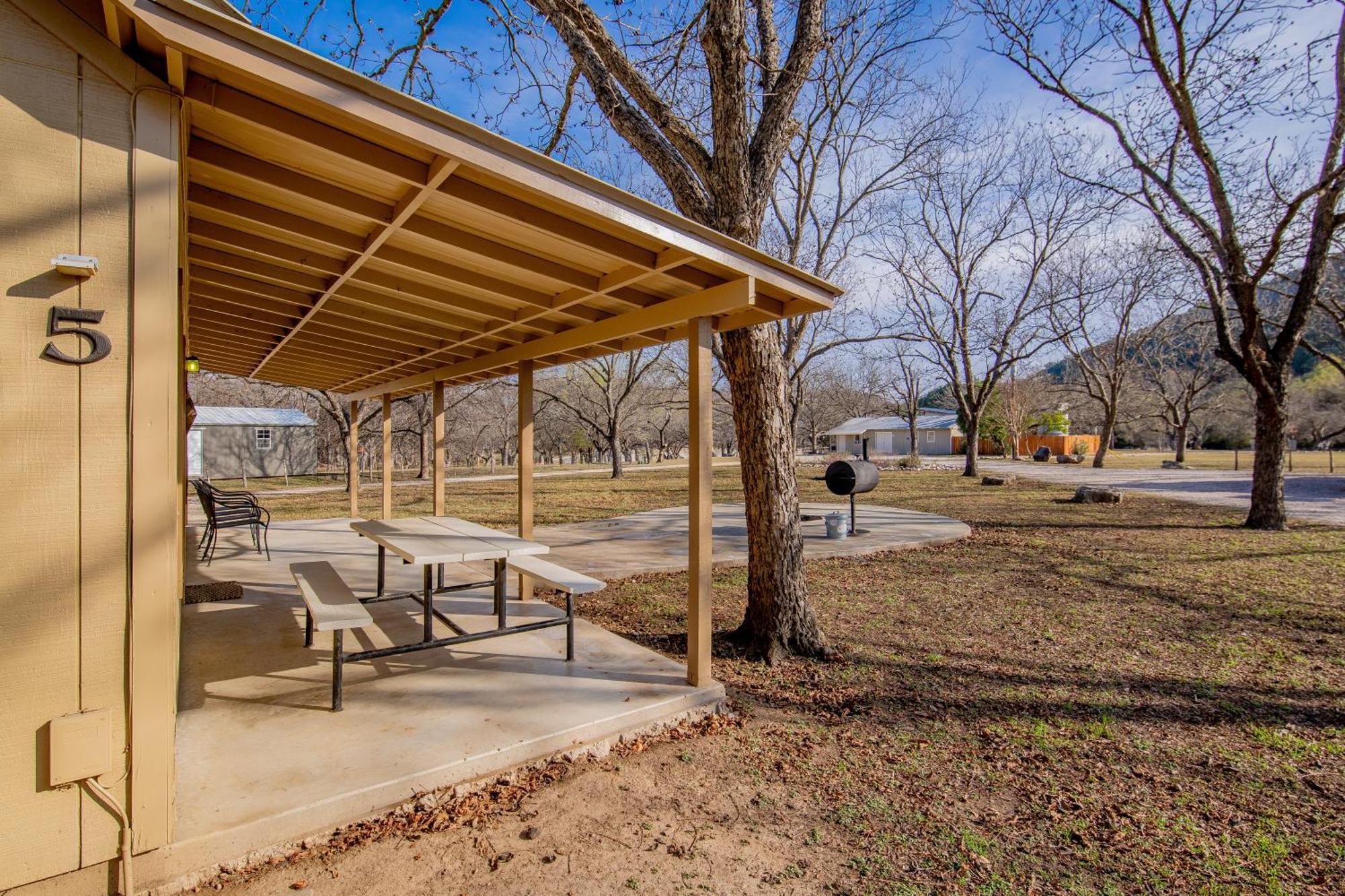 Seven Bluff Cabins Concan Exterior photo